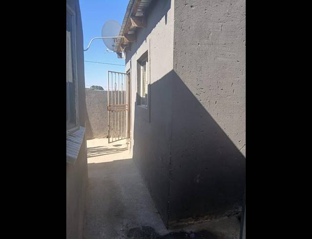 8 BEDROOM HOUSE FOR SALE IN KAALFONTEIN